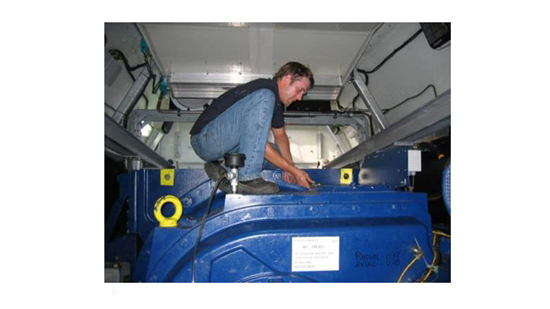 工作人員利用內(nèi)窺鏡檢測風力發(fā)電機