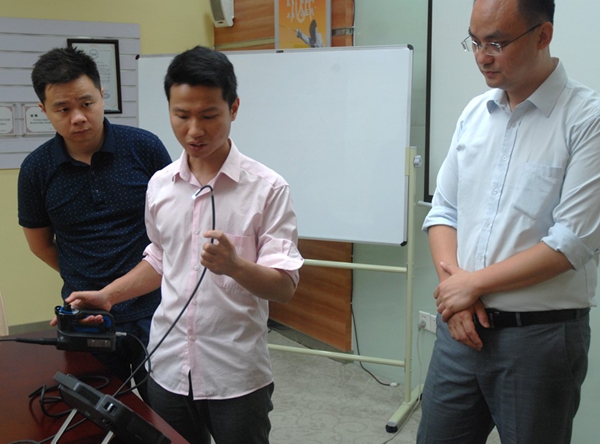 現(xiàn)場進行工業(yè)內(nèi)窺鏡產(chǎn)品演示