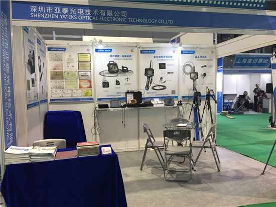 法蘭克福汽配展亞泰光電展臺前展示的工業內窺鏡、視頻內窺鏡等產品