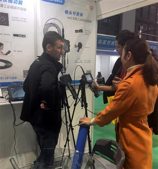 亞泰光電銷售工程師在給現場觀眾講解工業內窺鏡、激光轉速表等產品情況