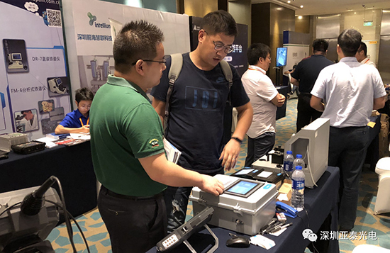 工作人員現(xiàn)場(chǎng)給客戶講解在線油液監(jiān)測(cè)系統(tǒng)