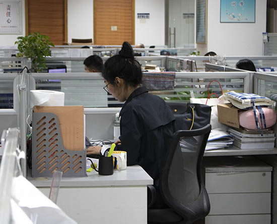 2019三八婦女節(jié)這一天仍然在辦公崗位認(rèn)認(rèn)真真工作的亞泰光電女員工
