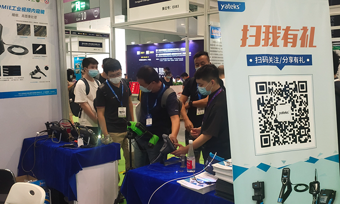 深圳工業內窺鏡展展會現場亞泰光電展臺前現場觀眾試用亞泰光電內窺鏡產品性能、特點